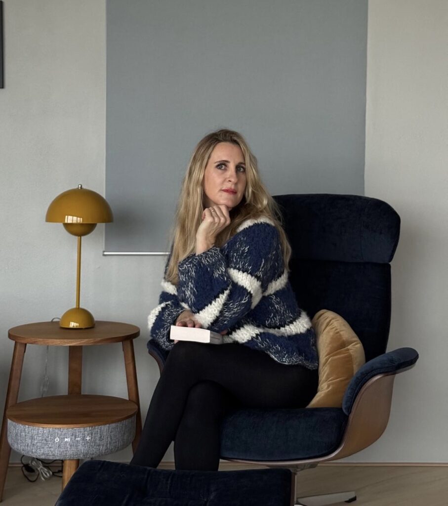 Consultante et coach certifiée, en pose professionnelle pour son entreprise Orenda Co.