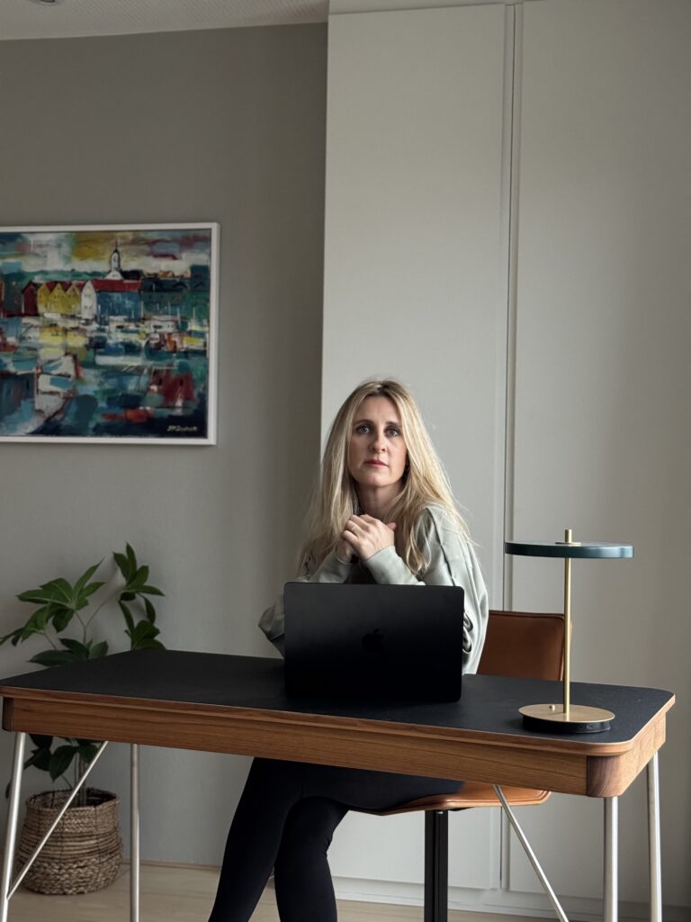 Coach professionnel en cabinet installée à son bureau